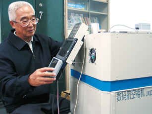 劉先林院士在研究數(shù)碼相機(jī)